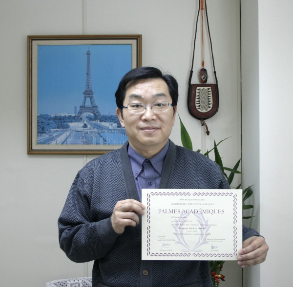 賀本中心諮詢委員政大張台麟教授榮獲法國學術棕櫚勳章